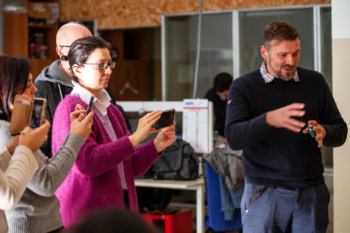 Confronto e attività pratiche durante una sessione formativa.